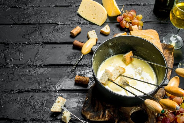 Quels sont les conseils pour une fondue savoyarde authentique avec un mélange de fromages équilibré?